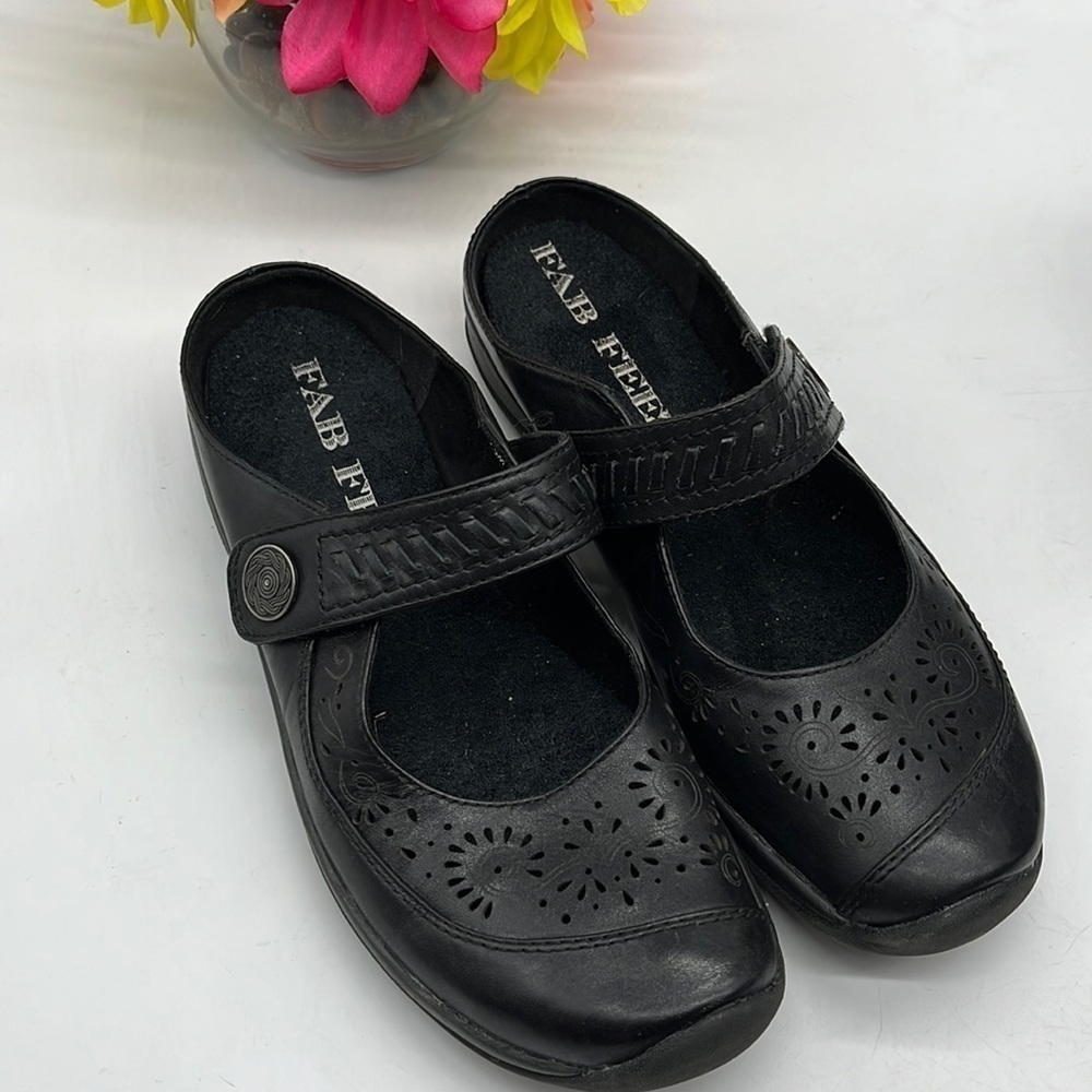 Earth Black Slip on Mules Sz 7.5. CM1870B
